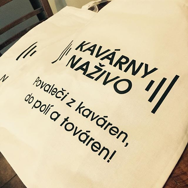 Ta zlatá mládež z kaváren má dobrý smysl pro humor! 