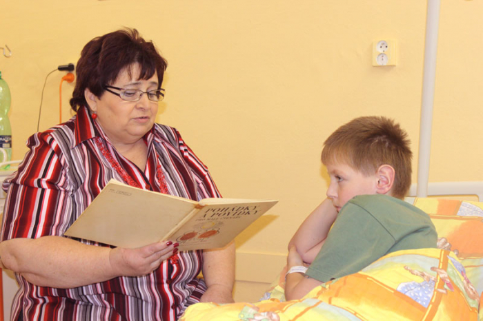 Číst dětem se nemusí jen v mateřských školkách. Velmi to ocení zvláště ty, které jsou mimo domov, upoutány na lůžko v nemocnici... A proto vznikl projekt Počteníčko s babičkou, o kterém píšeme dále.