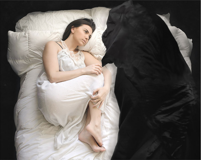 Bála jsem se usnout. Cítila jsem v té tmě šílenou paniku. Tma není děsivá – děsivé by bylo malé světlo, které by vrhalo stín. Strašlivý stín.