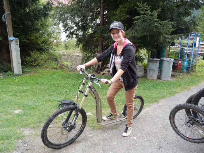 Odpružená přední vidlice, pořádné pneu s výrazným vzorkem, ocelová bestie, se kterou byste si jen tak nevyrazili o víkendu do parku. Já se tu sice usmívám, ale brzy jsem měla v očích smrt