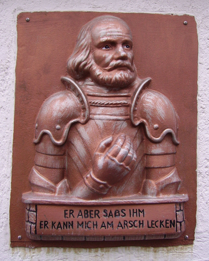 V originále Götz posílá poručíka lízat nikolv prdel, ale lízat v ní. To je zásadní rozdíl!