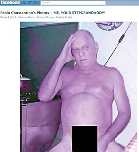 Tohle je Karel. Karel je pedofil. Karel miluje facebook. Karel jenom přihlíží. Karel nedělá nic nezákonného. Nekontaktuje malé holčičky. Jenom čeká na další fotku Honzíka ve vaně