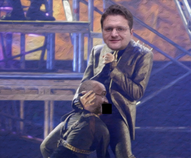 Jiří X. Doležal orálně uspokojuje politického píáristu a bývalého nadřízeného Pavla Šafra. Velmi vtipná nadsázka, že? Ve skutečnosti mu ale spíše lezl do zadku, což už tak vtipné nebylo.