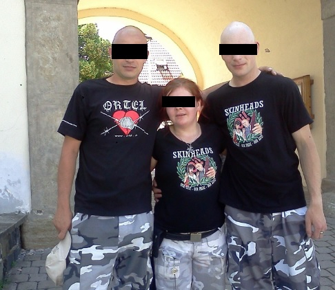 Dnes už bývalá pokladní z Kauflandu, její neonacistický přítel a další kamarád před koncertem Ortelu. A pak že tam nacisté nechodí.