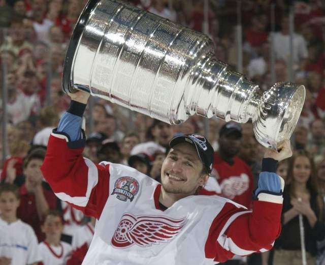 Stanley Cup pozvedl nad hlavu třikrát.