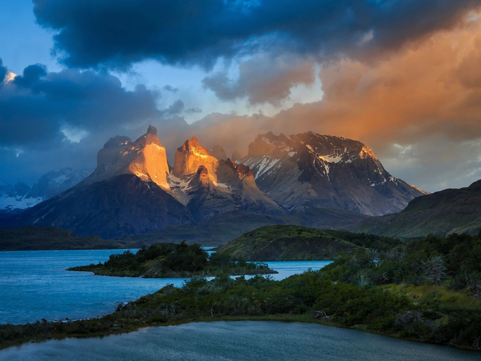&quot;Cuernos del Paine září v ranním světle v divokém národním parku Tores del Paine. Kdysi bylo oblíbeným místem několika horolezců, dnes park ročně přitáhne tisíce návštěvníků.&quot;