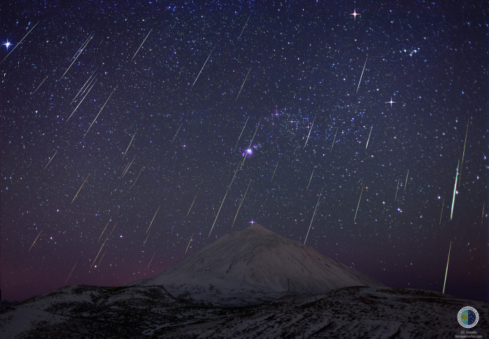 Vulkán Pico de Teife na ostrově Tenerife v záři Geminid