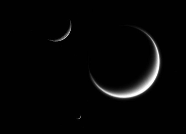 Saturn má měsíců celkem hned 62 - tedy zatím objevených. Poslední nalezla právě sonda Cassini v roce 2008 a v našem jednadvacátém století jich bylo objeveno celkem 16.