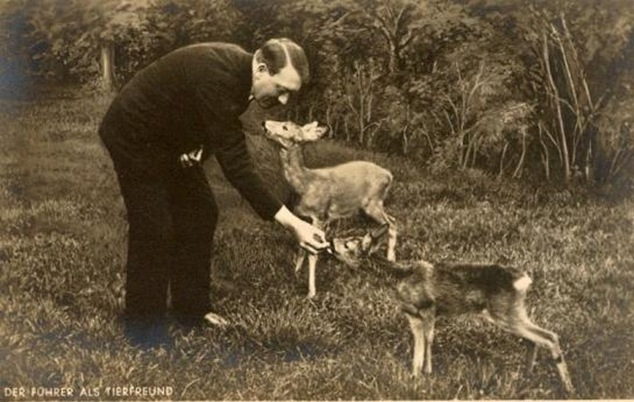 Krásná vize - takto by si Adolf představovat svět. Lidé krásní, čistí a nevinní, jako ti koloušci