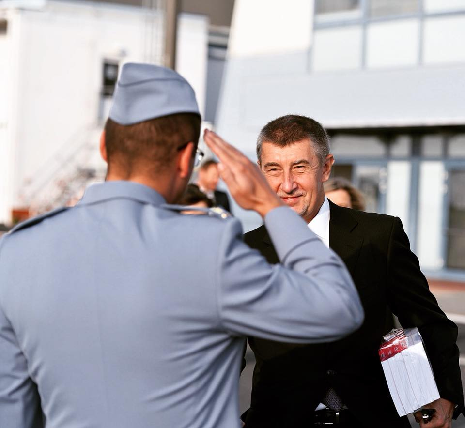 Na letišti v Thaisku se Babiš osm hodin fotil s různými lidmy na svůj facebook
