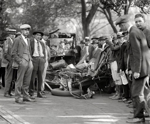 Srážka auta s tramvají, 1923. Děsivě vypadající nehodu přežil jak bývalý guvernér státu New Hampshire, tak jeho řidič. 