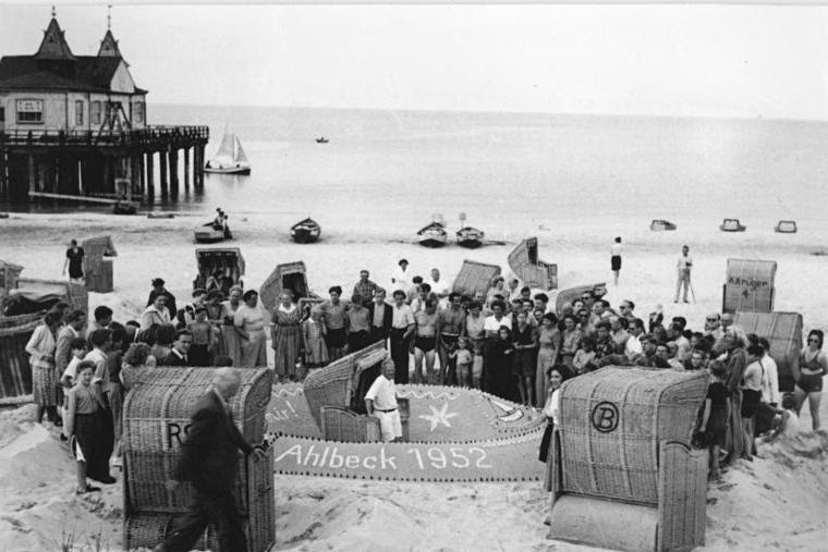 Ahlbeck 1952. Dovolená na pobřeží Baltského moře. „Právo na práci - právo na odpočinek. Pracující obyvatelé NDR čerpají nové síly pro plnění pětiletého plánu a zachování míru.“