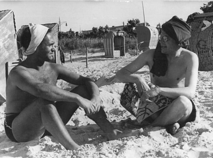 Ahlbeck 1952. I zde slunce dovede pěkně splátit a pokrývka hlavy je nutností.