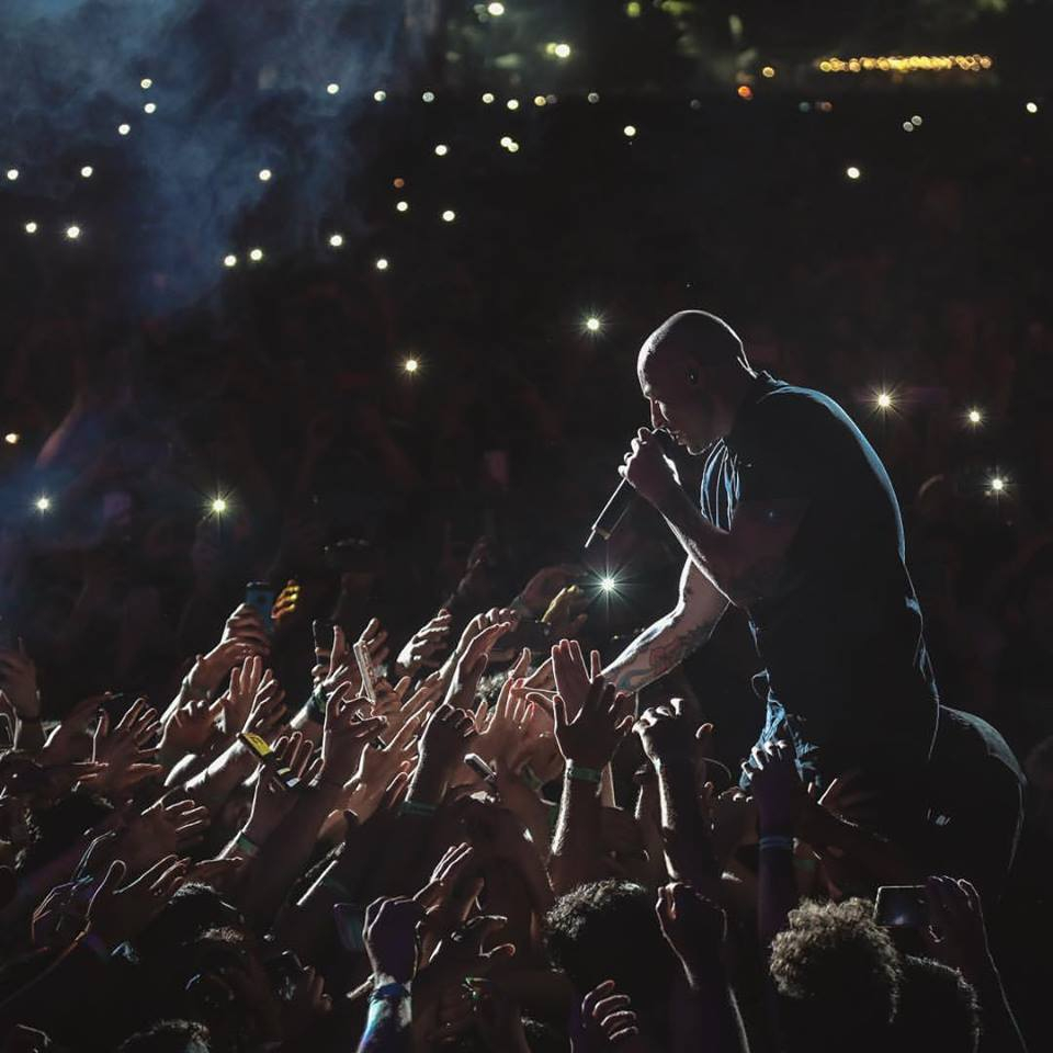 Chester se zdraví s fanoušky v Miláně. Těch přišlo na 80 tisíc!