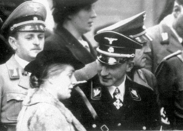 Byla to Lina, kdo poté, co mu vyšlapala cestičku na vrchol NSDAP, Heydricha přiměl, aby vstoupil do SS.