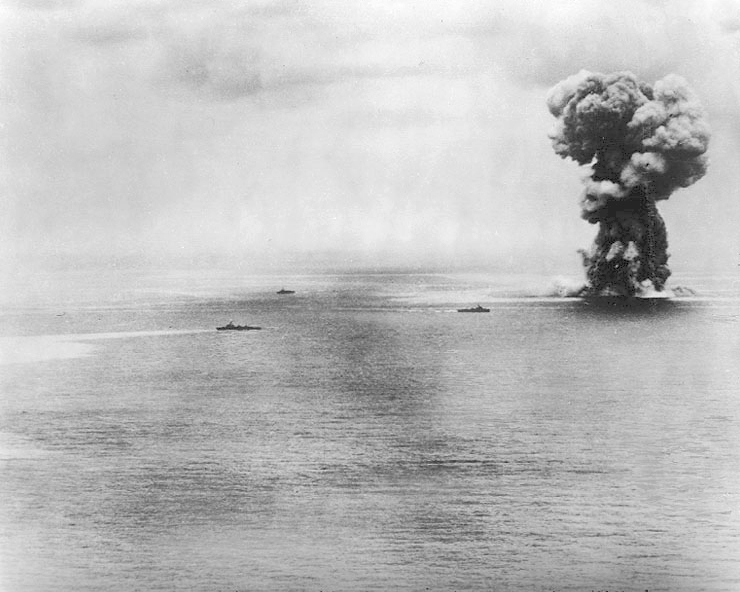 Bitevní lod japonského císařského námořnictva Yamato explodovala po soustavných útocích amerických bojových letounů 7. dubna 1945 severně od Okinawy.