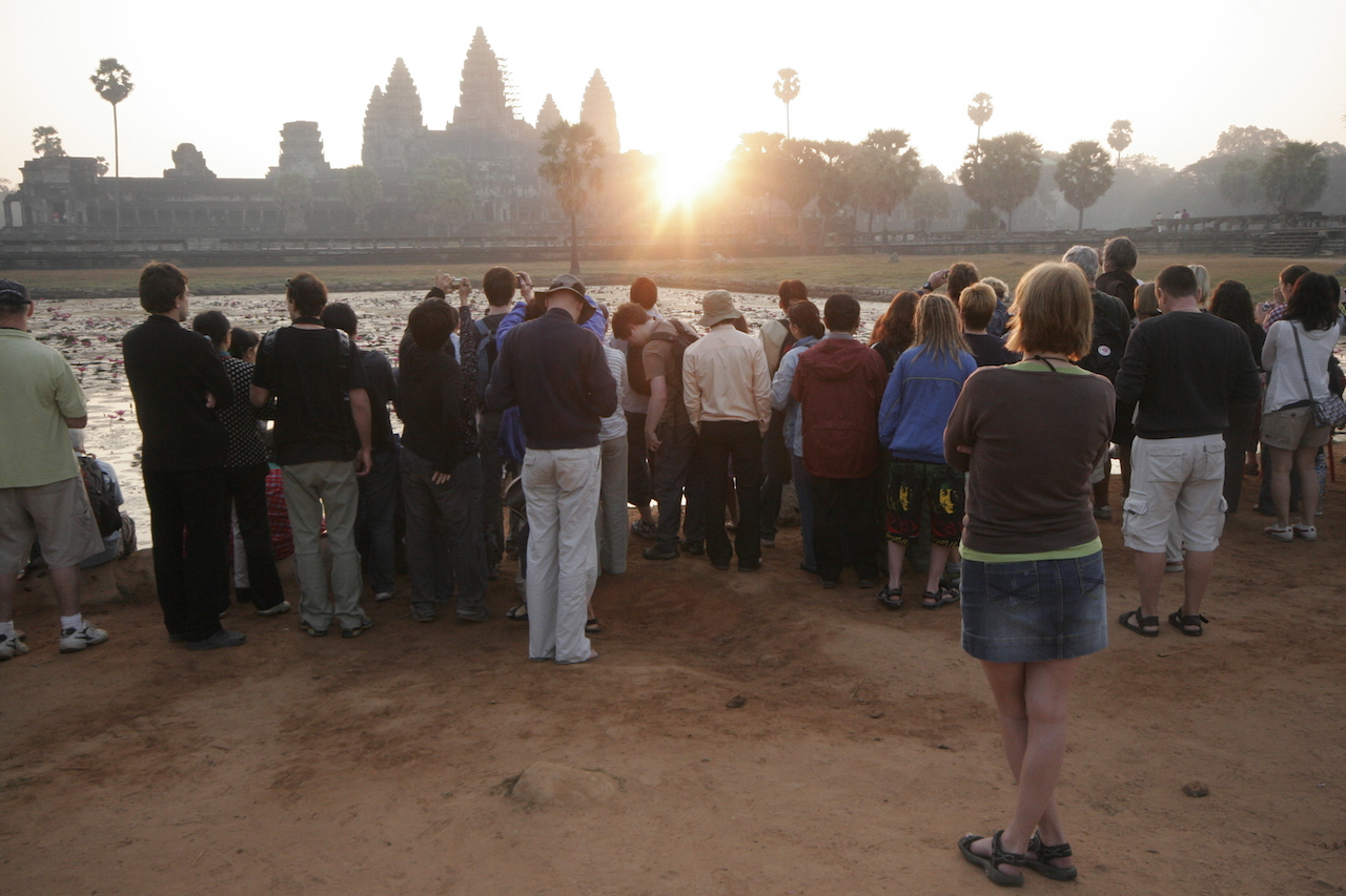 Východ slunce nad Angkorem je jako sušenky Disko, které "nikdy nejíš sám" (foto Ivan Brezina)