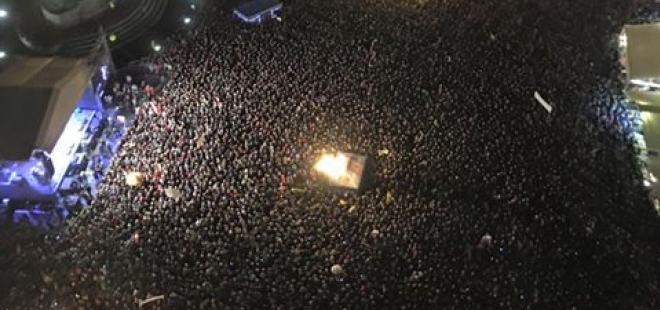 Přes deset tisíc lidí se sešlo 28. října na Staroměstském náměstí, aby sledovali přímý přenos z udílení vyznamenání a aby drželi palce Hůlkovi.