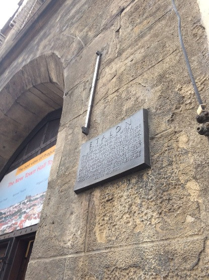 Pražský loket s úřední mírou na Novoměstské radnici