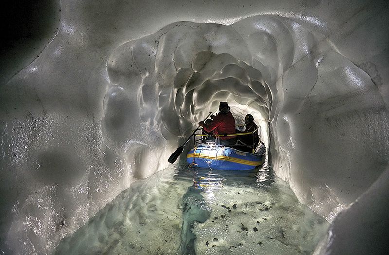 Projížďka v ledové řece pod ledovcem Hintertux.