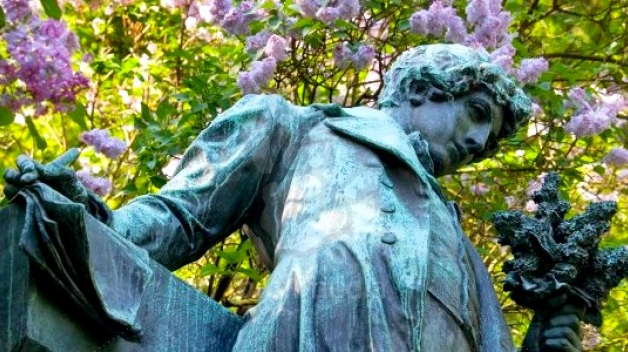 Máchova socha dnes musí každoročně přihlížet stovkám mileneckých dvojic ocicmácajících se pod petřínskými třešněmi.