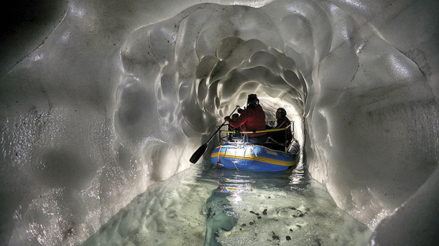 Projížďka v ledové řece pod ledovcem Hintertux.