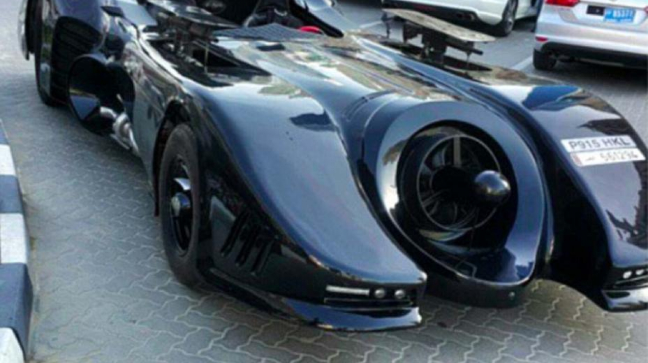 Robert Mugabe Jr. jezdí tímto speciálně upraveným vozem, má připomínat Batmobil.