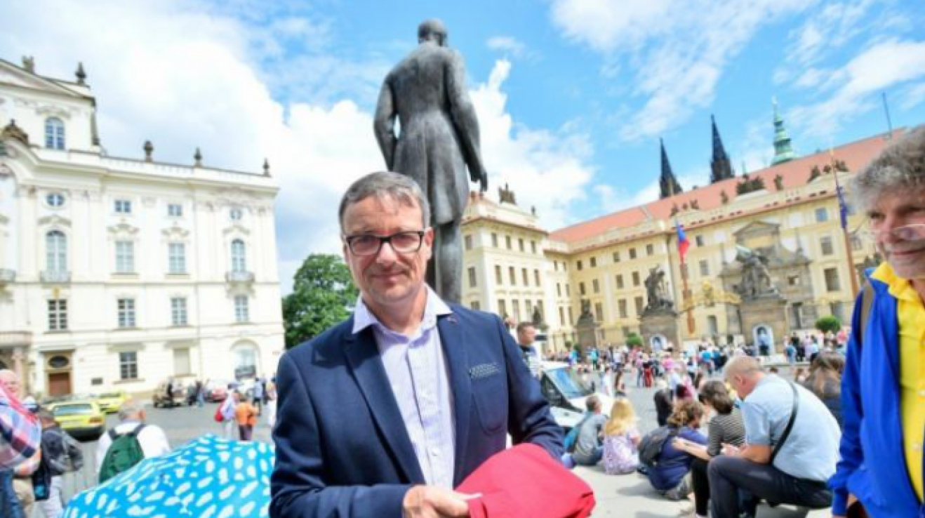 Z Rathovy krabice od vína se sedmi miliony se stal kult.