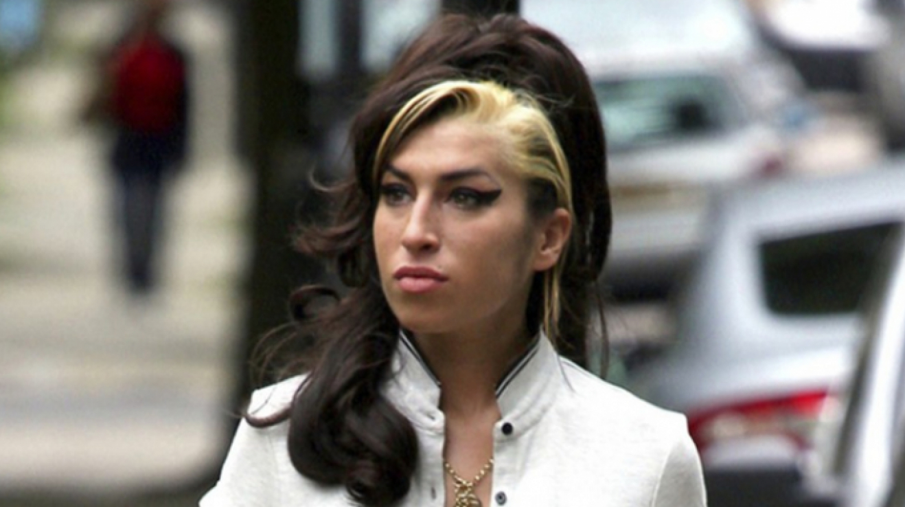 Amy Winehouse měla alkohol se svém jméně a taky se jí stal před 8 lety osudným. V léčebně byla dokonce několikrát. V době smrti měla v organismu 4,16 promile alkoholu.