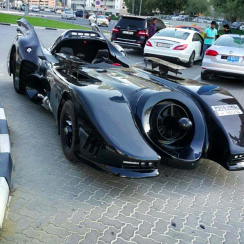 Robert Mugabe Jr. jezdí tímto speciálně upraveným vozem, má připomínat Batmobil.