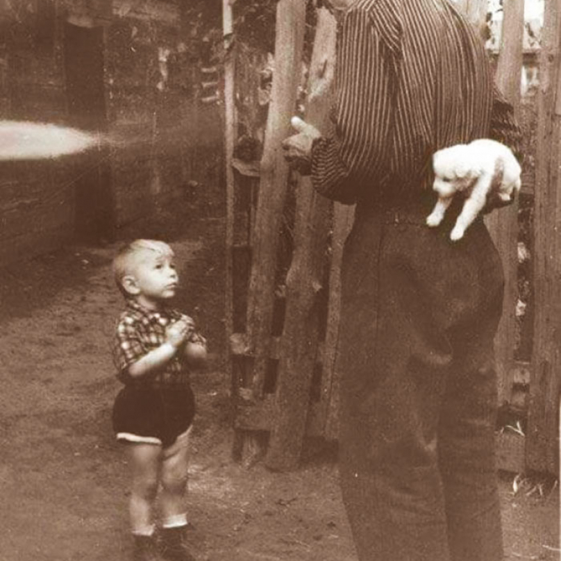 Pár okamžiků od opravdového štěstí. Snímek z roku 1955.