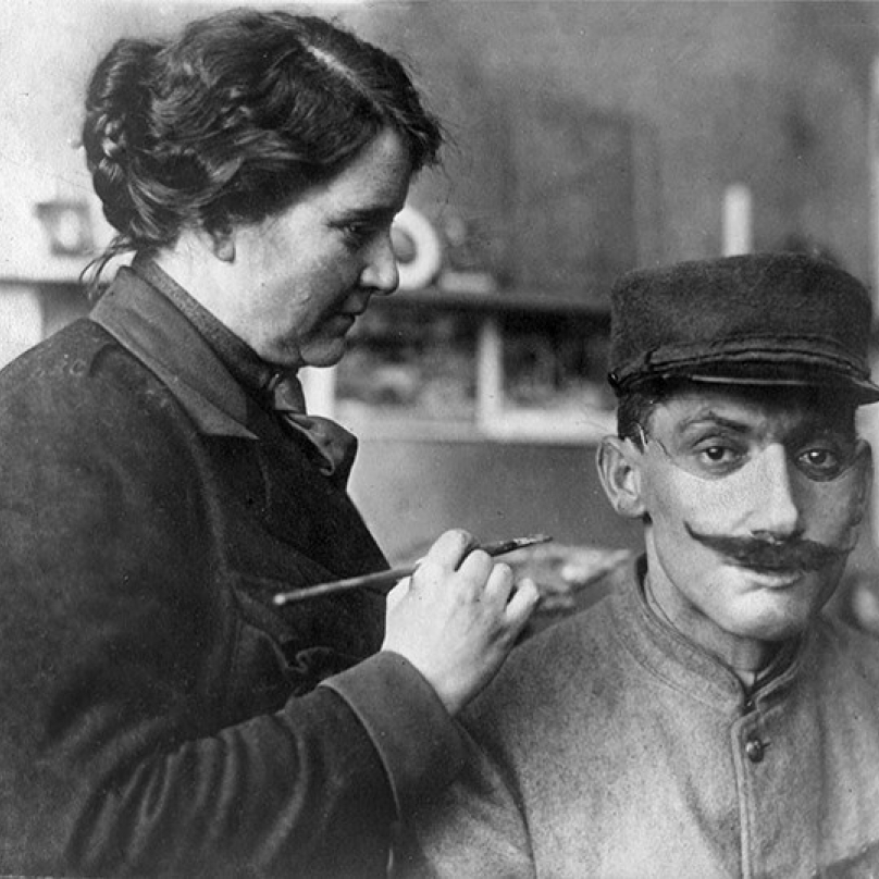 Anna Coleman Ladd při dokončování masky.