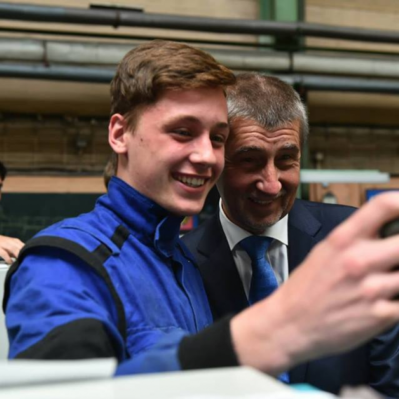 Andrej kontroluje mobil studenta, jestli tam není nějaká kampaň