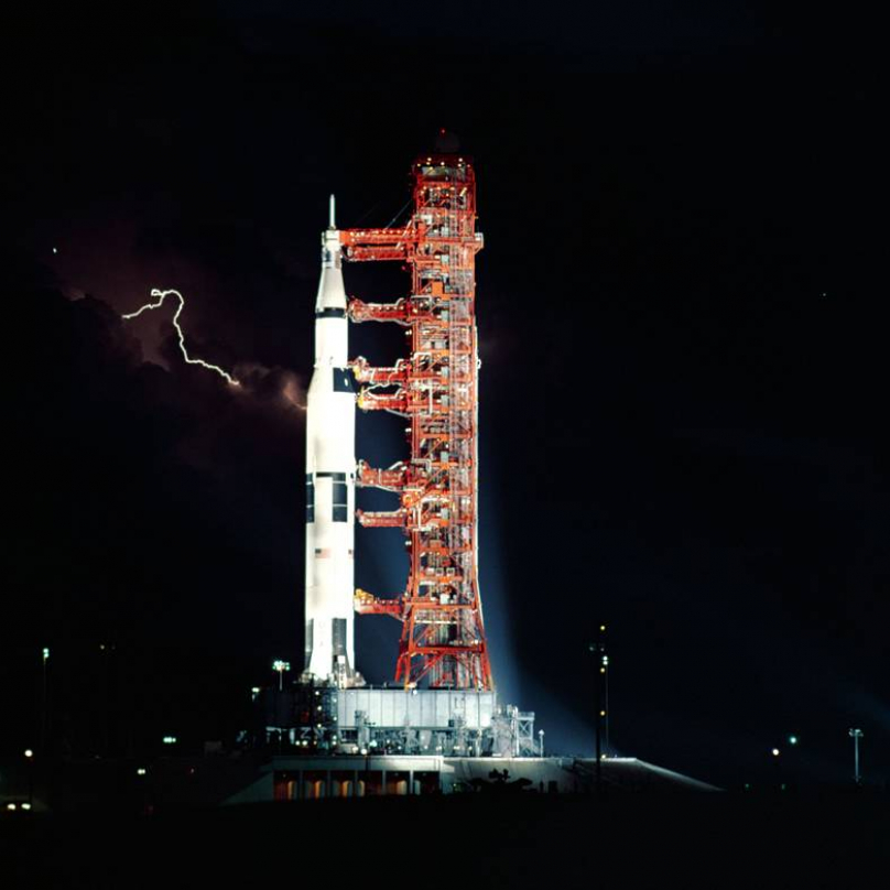 Blesky nad raketou Saturn den před startem.