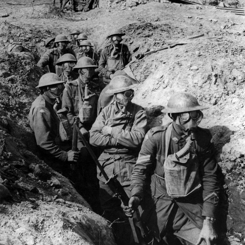 Australská pěchota s plynovými maskami (1917).