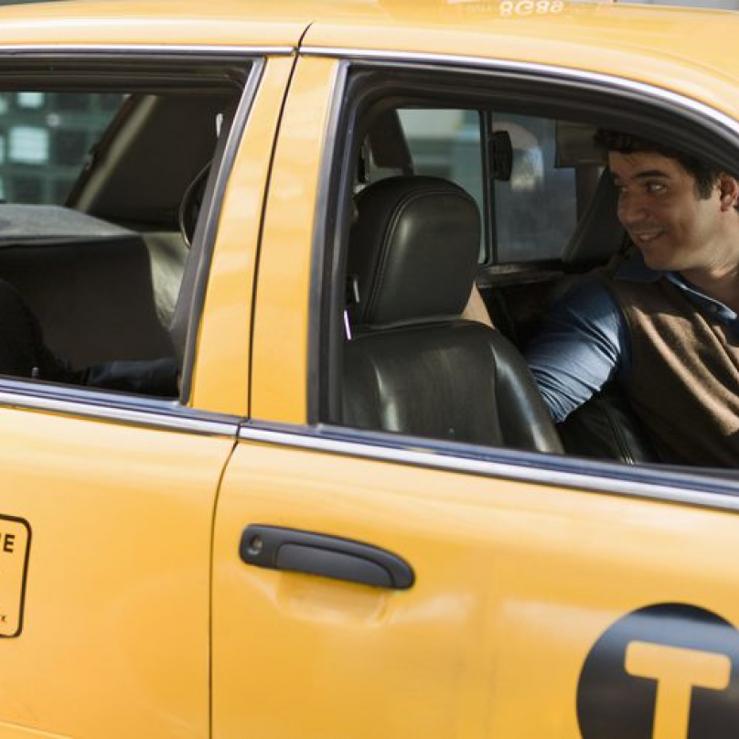 Taxikář by nechal celou dobu běžet taxametr.