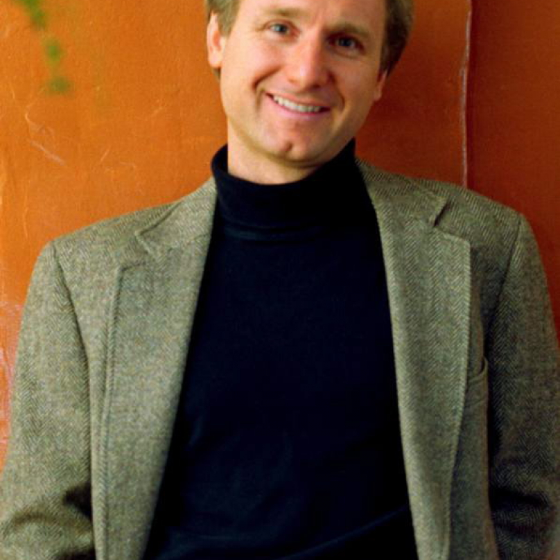 Dan Brown se narodil  22. června 1964.