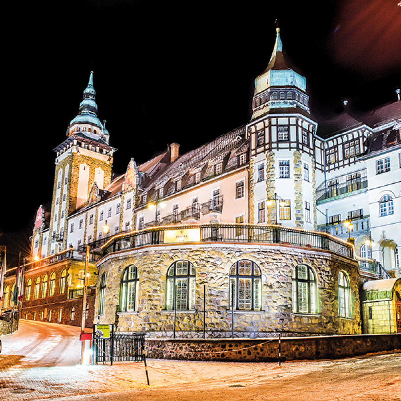 Palotaszálló neboli Palace Hotel z 20. let, postavený v neorenesančním slohu. Najdete jej v Lillafüredu, což je oficiálně součást města Miskolc, i když leží 12 km od něj, na břehu jezera v horách Bükk.
