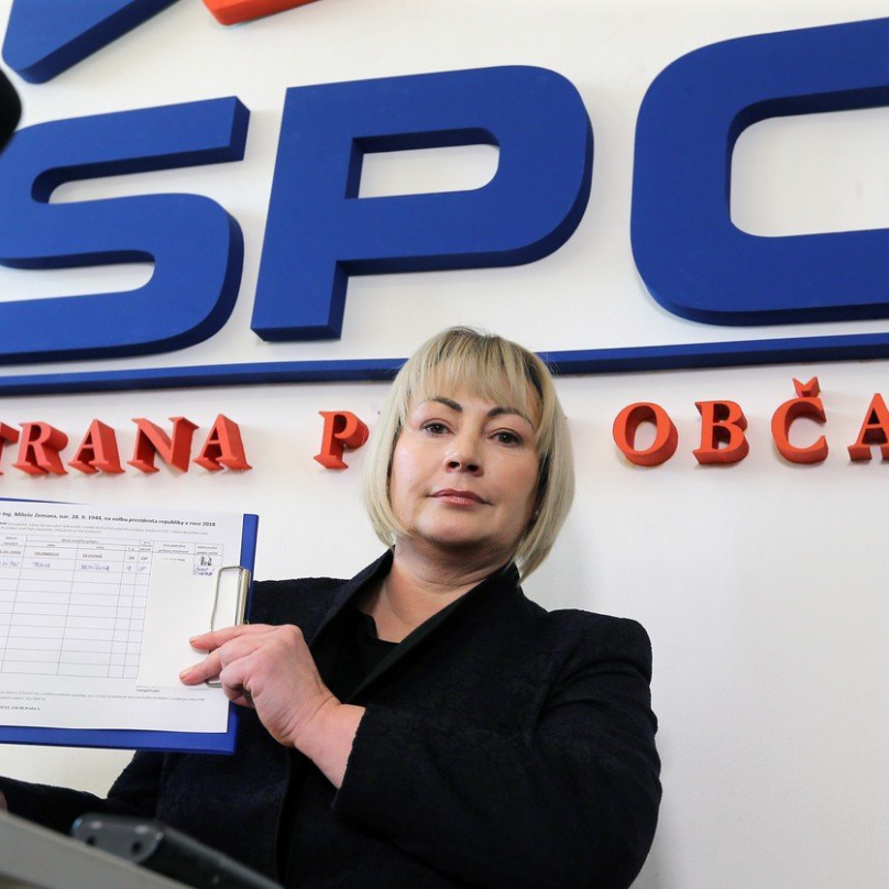 Ivana Zemanová je vedle Ovčáčka nejvýraznější osobou manželovi &quot;nekampaně&quot;. Ona organizovala sběr podpisů.