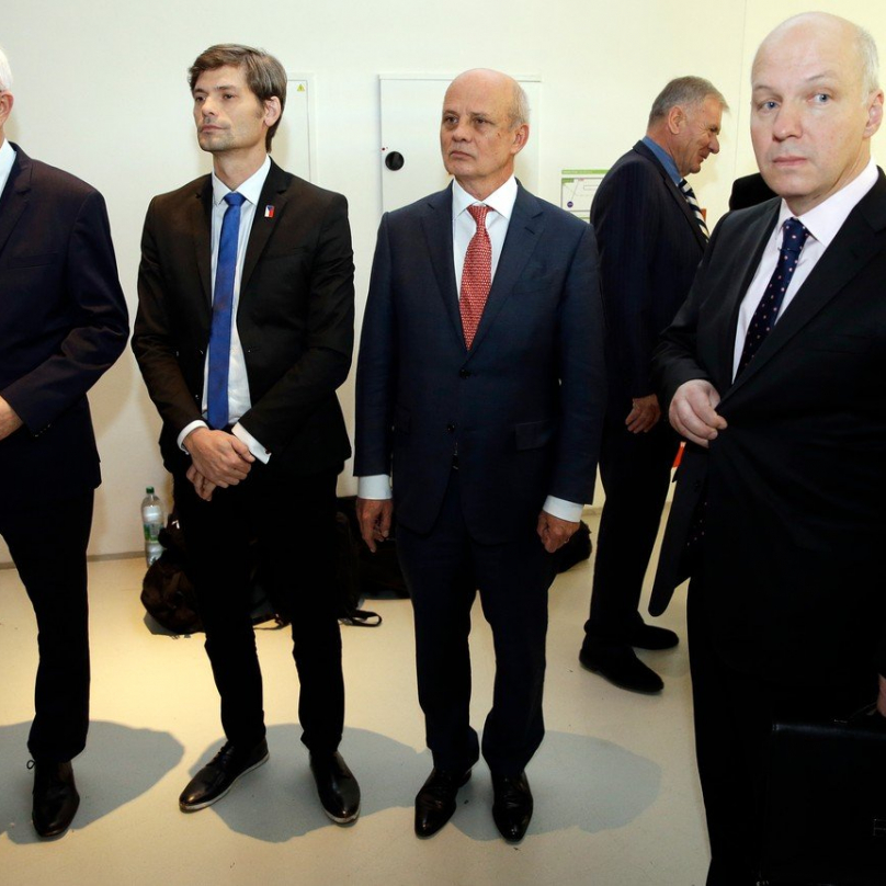 Marek Hilšer (v modré kravatě) a Pavel Fischer (vpravo) patří do party "slušných prezidentů", jim připadnou zřejmě hlasy obyvatel větších měst a Prahy.