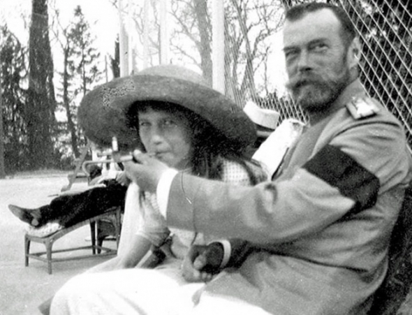 7. Princezna Anastázie zkouší cigaretu z rukou svého otce, cara Mikuláše II. Rusko, 1916