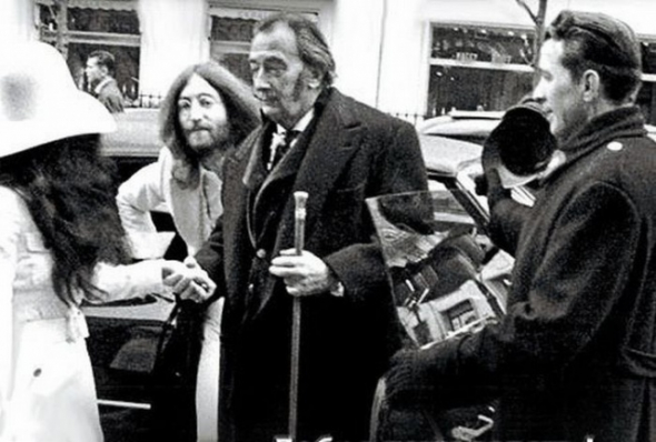 9. John Lennon a Salvador Dalí v Paříži, 1969