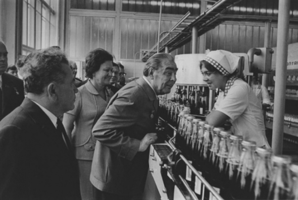 5. Leonid Brežněv v továrně na kolu Pepsi, 1974