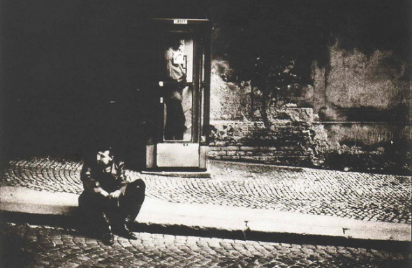 11. Depeche Mode u telefonní budky 