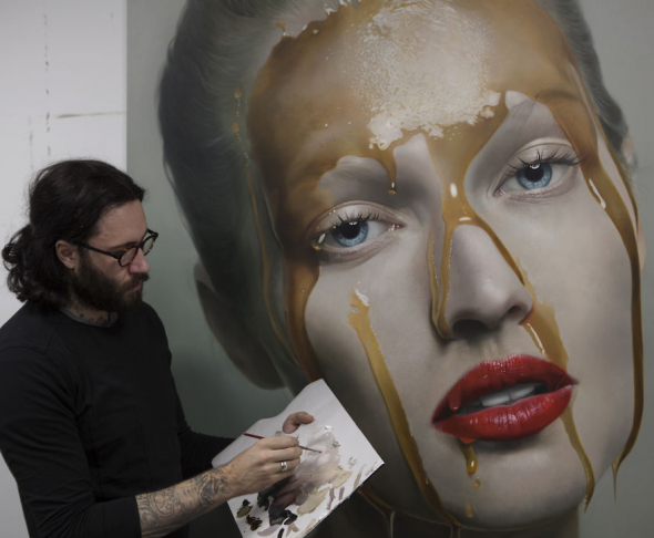 6. Umělec se inspiruje Dalím či Caravaggiem. Miluje surrealismus a realismus.