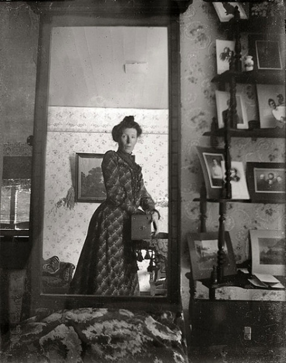 2. A jedna zrcadlovka z roku 1900
