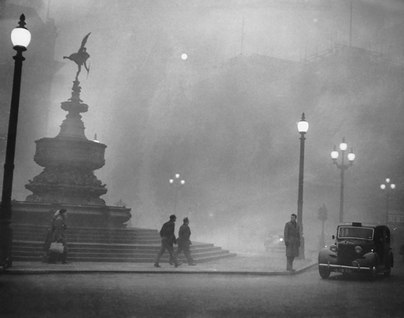 8. Známý dopravní uzel Piccadilly Circus 6. prosince 1952