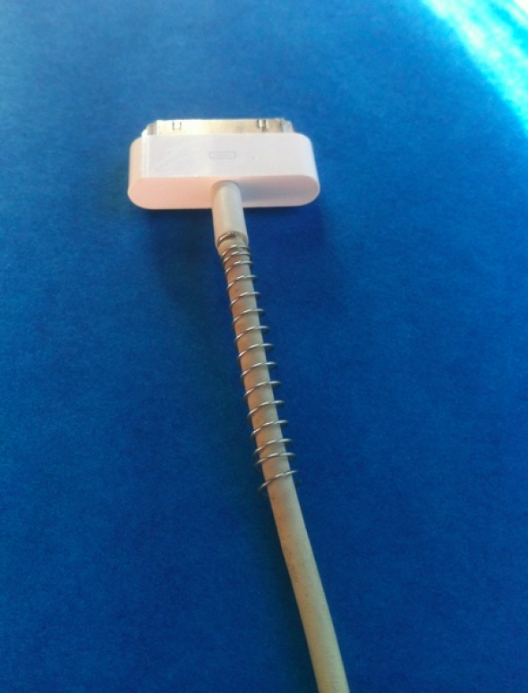 7. Aby se vám nezničil kabel od nabíječky, použijte pružinu z propisky